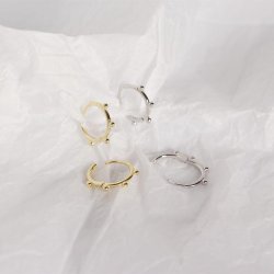 Forgyldte reringe med sm kugler